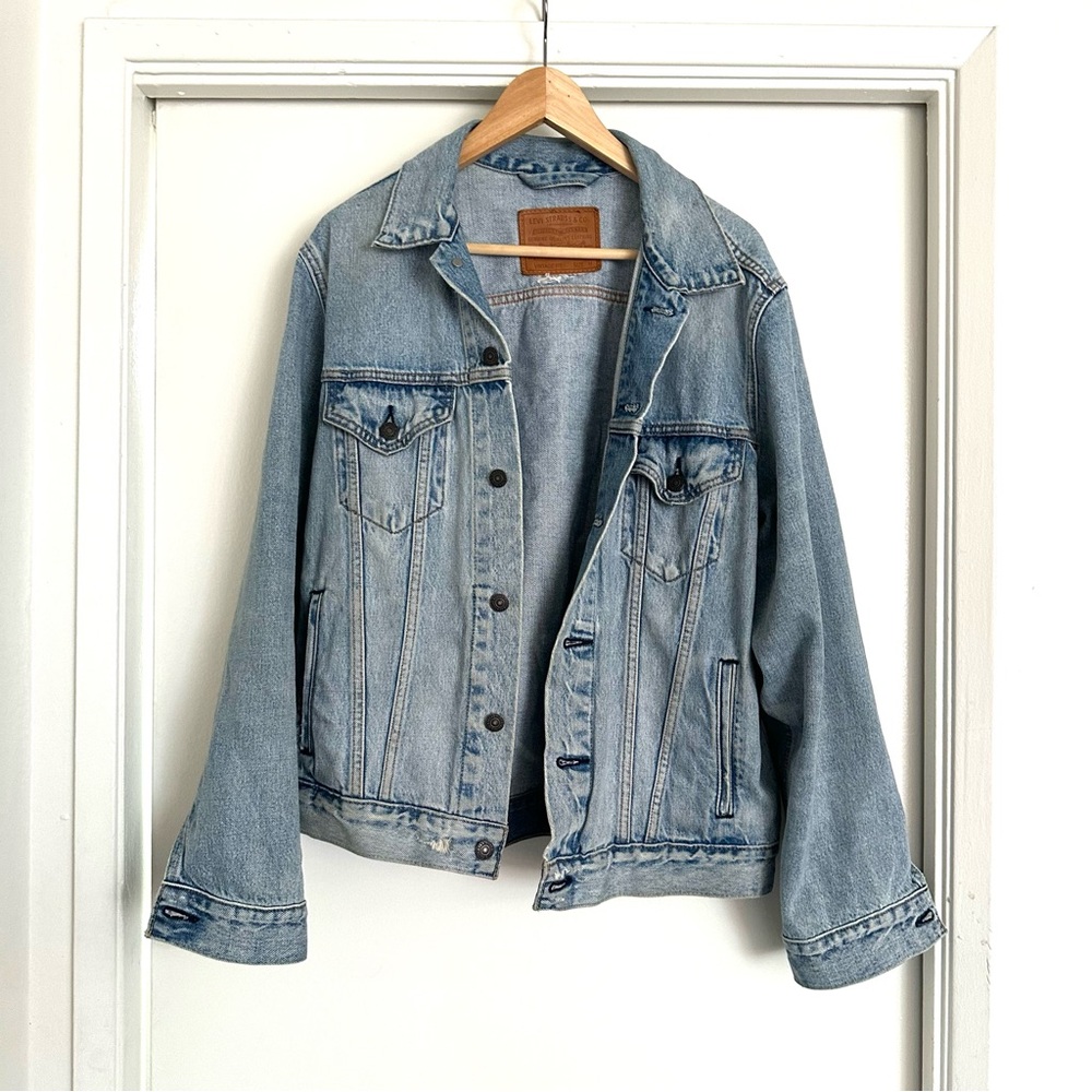 Levi’s Distressed Denim Trucker Jacket Mid-Wash Blue - Medium Fits Like Large